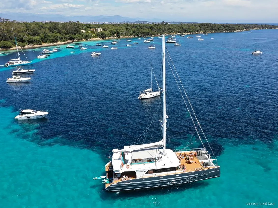 Passagers se baignant depuis le catamaran près du Fort Royal pendant la balade en bateau à Cannes
