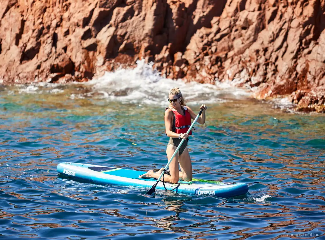 Paddle près des îles de Lérins pendant la croisière en catamaran à Cannes