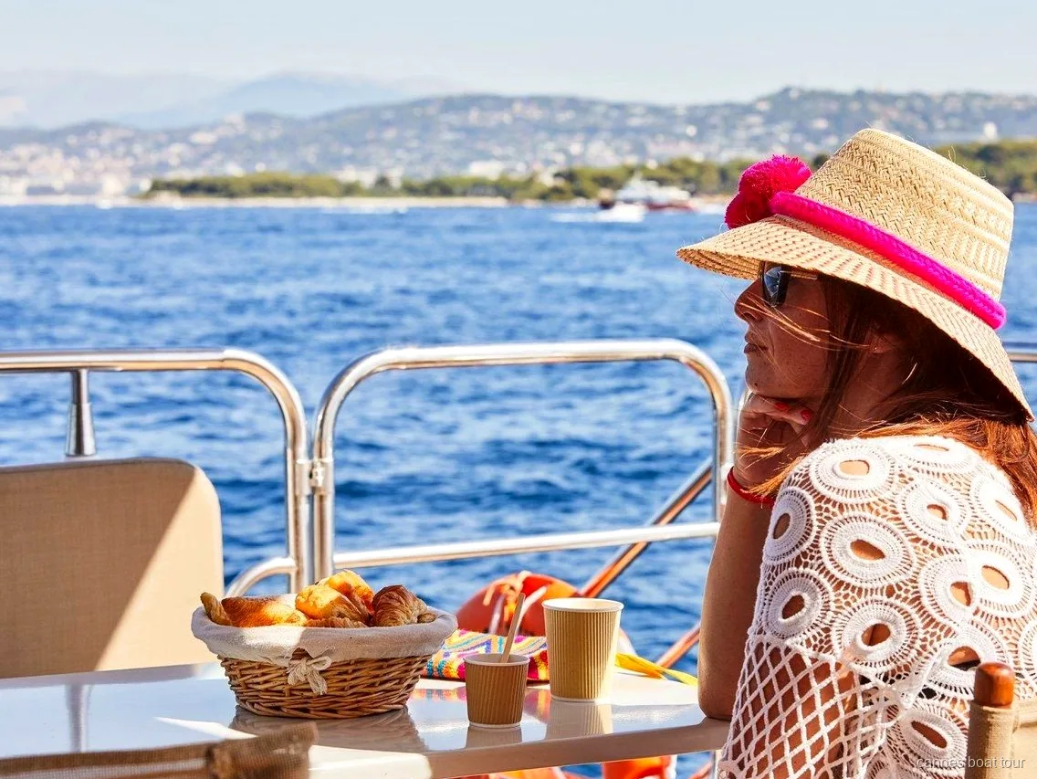 Pont solaire du catamaran utilisé pour la balade en bateau demi-journée à Cannes