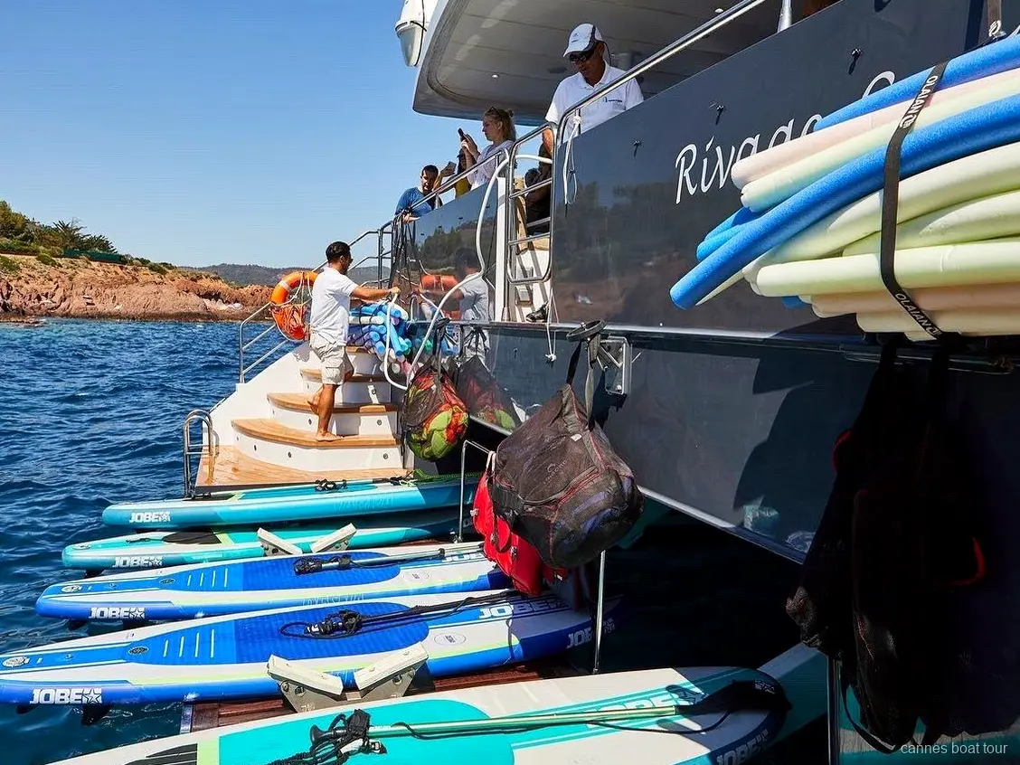 Matériel de snorkeling prêt pour les passagers de la balade en bateau en catamaran à Cannes