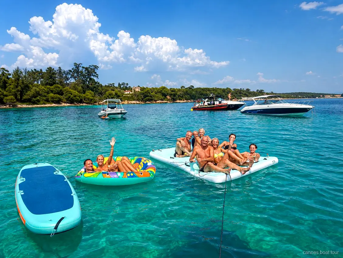 Immense matelas flottant utilisé sur le bateau privé vers les îles de Lérins à Cannes