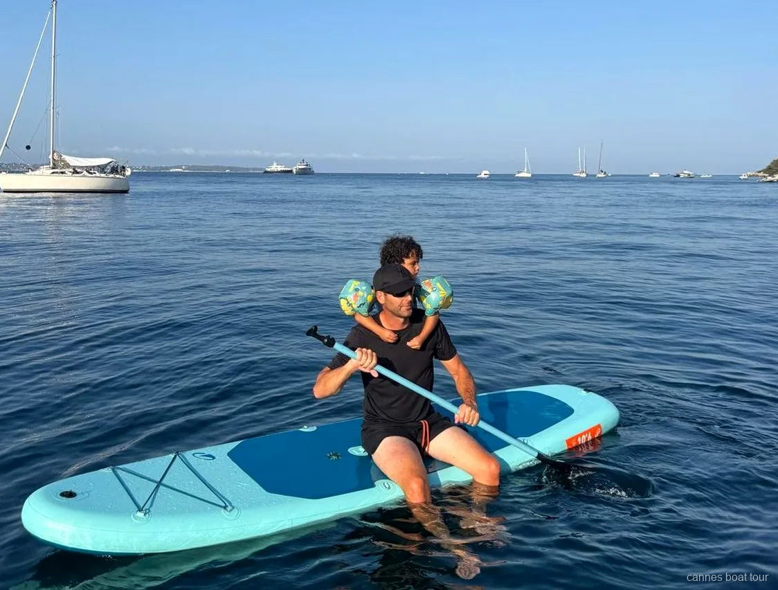Groupe détendu à bord du bateau privé affrété depuis Cannes vers les îles de Lérins