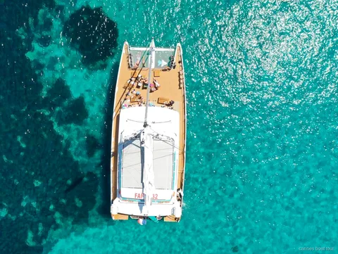 Déjeuner buffet servi sur le pont pendant la croisière en catamaran journée complète à Cannes