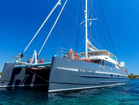 Voiliers classiques régatant lors des Régates Royales dans la baie de Cannes
