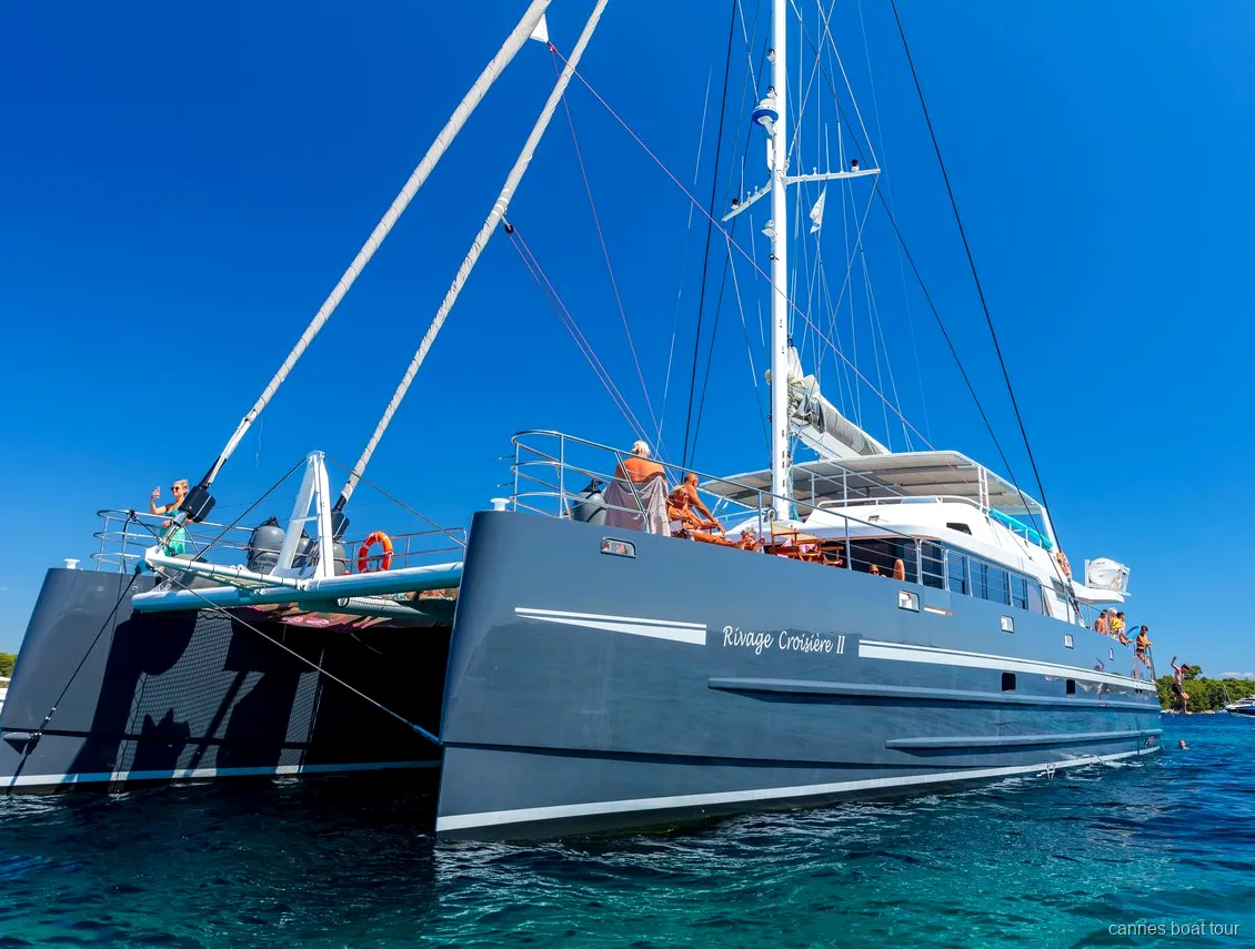 Voiliers classiques régatant lors des Régates Royales dans la baie de Cannes