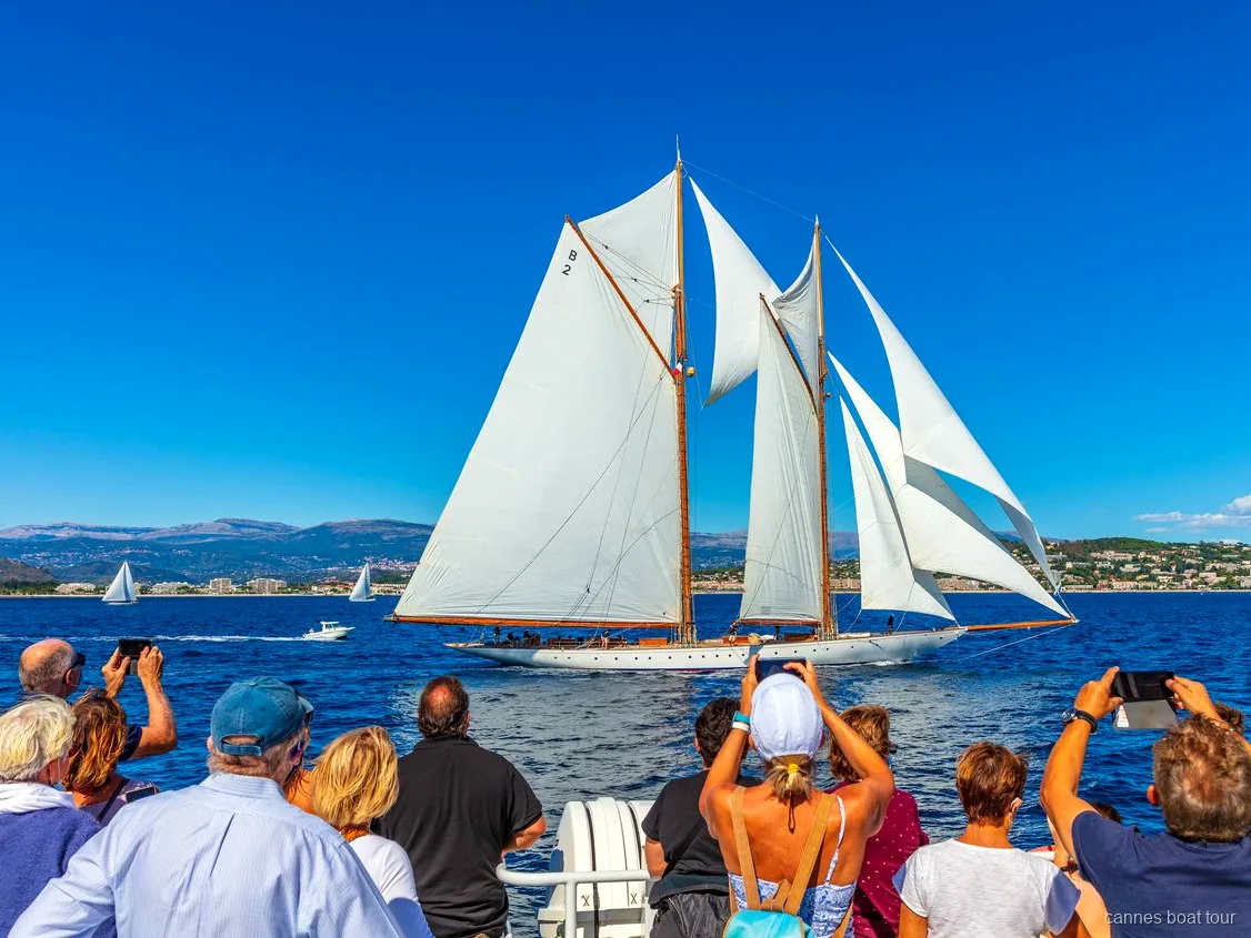Voilier en bois d'époque naviguant pendant les Régates Royales près de Cannes