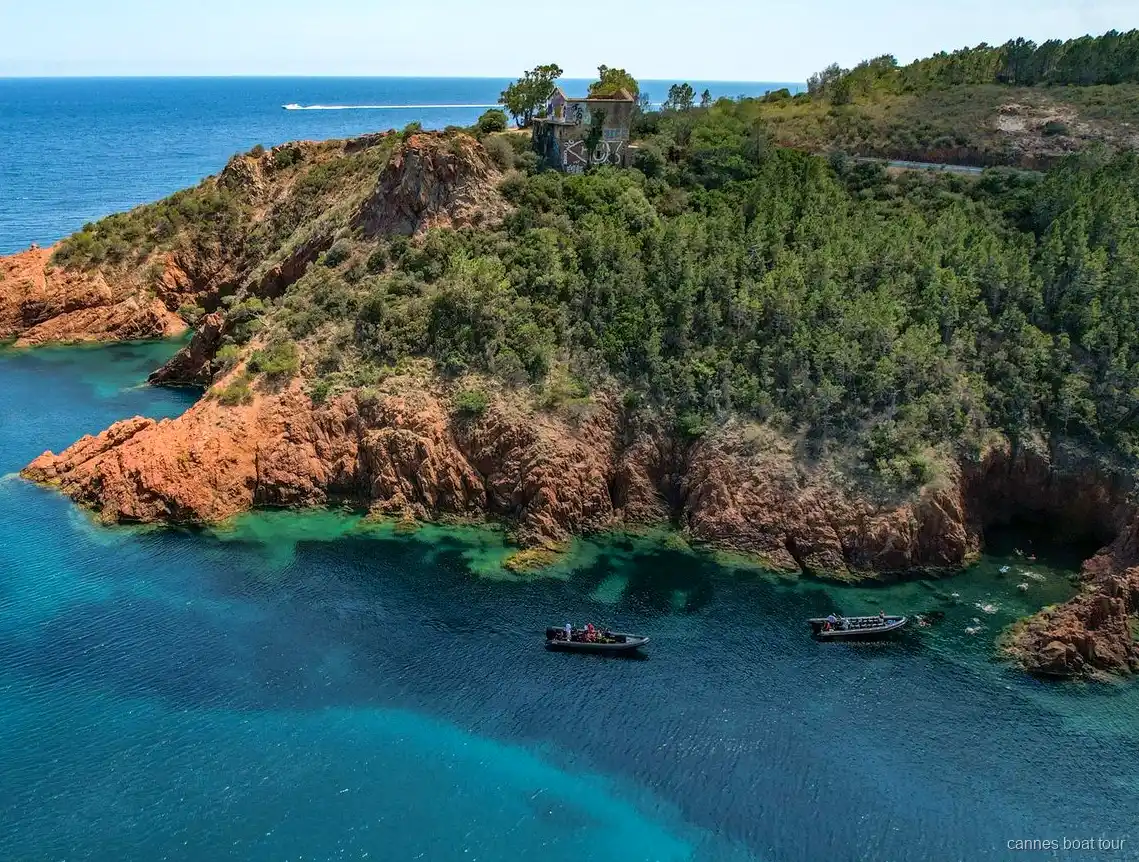 Bateau semi-rigide le long des falaises rouges de l'Esterel près de Cannes