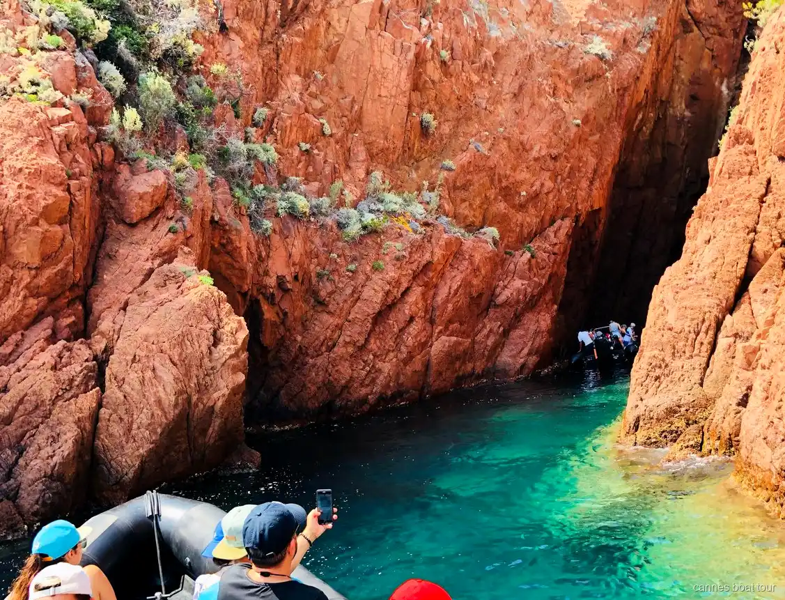 Arrêt baignade dans une crique cachée pendant l'excursion en bateau Esterel à Cannes