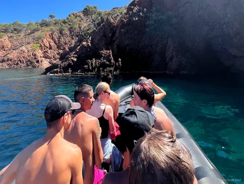 Le Palais Bulles vu depuis la mer pendant l'excursion en bateau Esterel