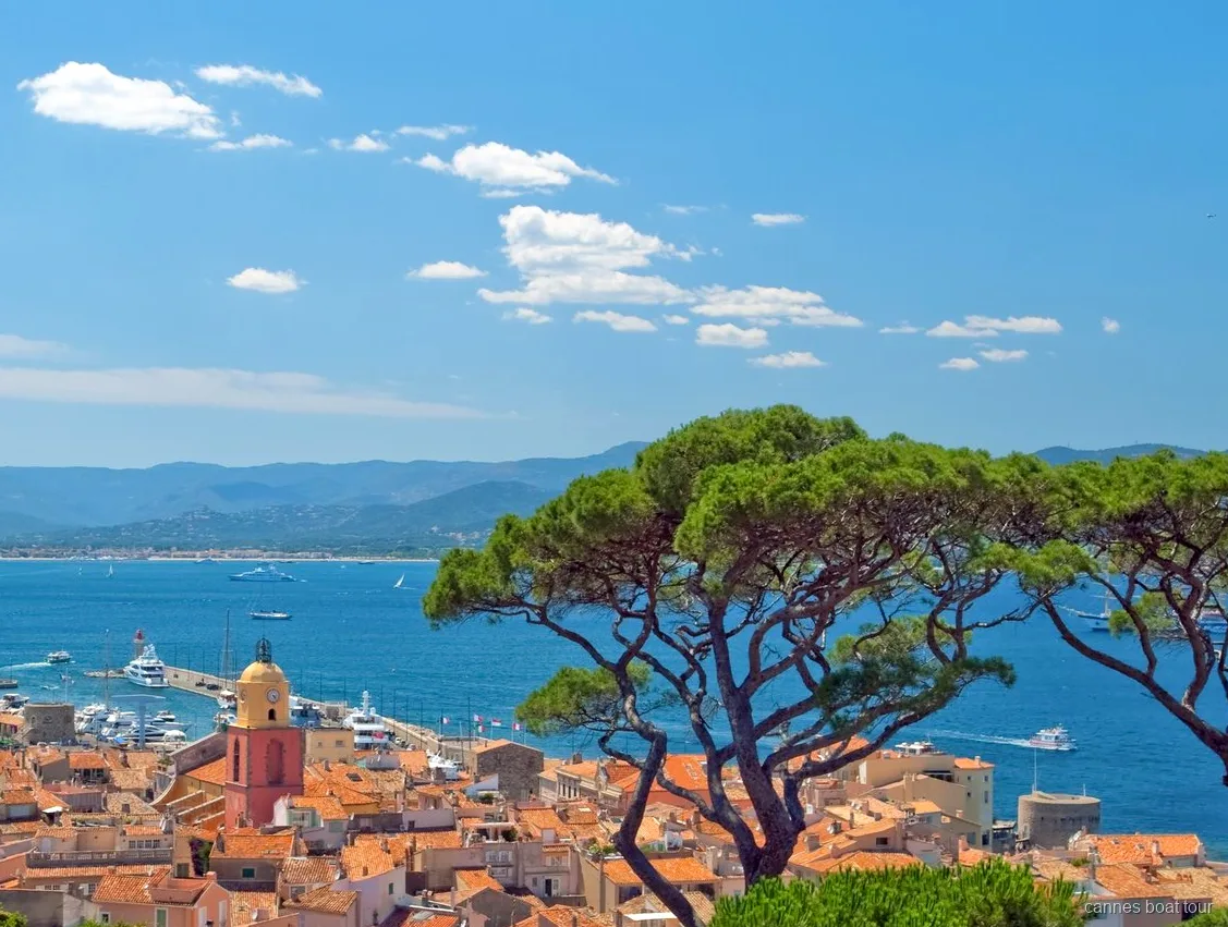 Ferry traversant de Cannes à Saint-Tropez le long du littoral de la Côte d'Azur