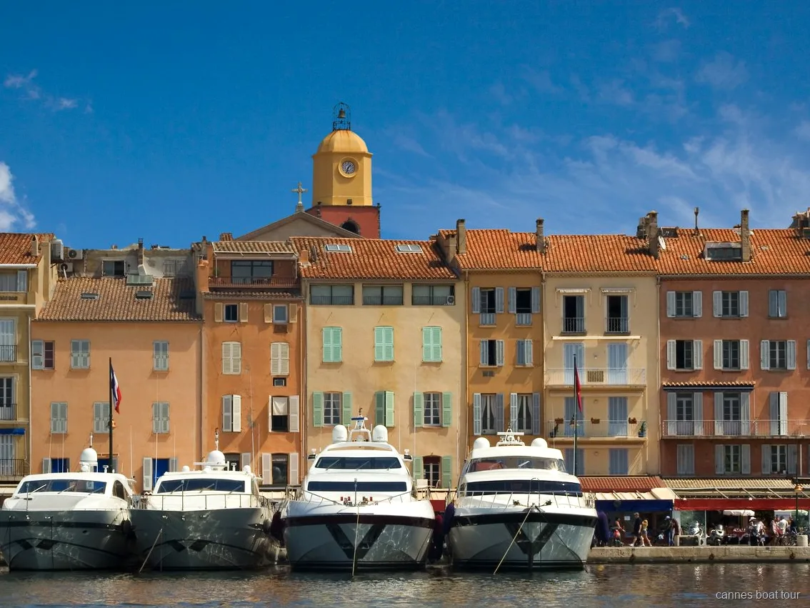 Maisons pastel du quartier de la Ponche près du quai du ferry à Saint-Tropez