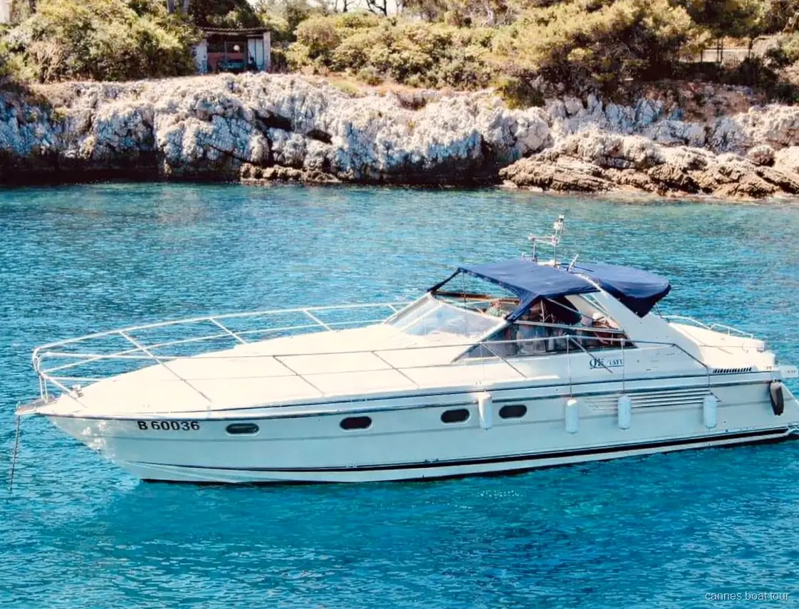 Yacht de luxe Fairline Targa 42 en croisière vers les îles de Lérins depuis Cannes