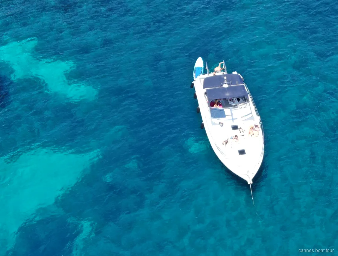 Transats sur le yacht à moteur de luxe utilisé pour la croisière vers les îles de Lérins à Cannes