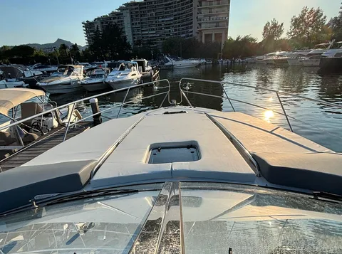 Arrêt baignade près de l'Île Sainte-Marguerite pendant la croisière en yacht de luxe à Cannes