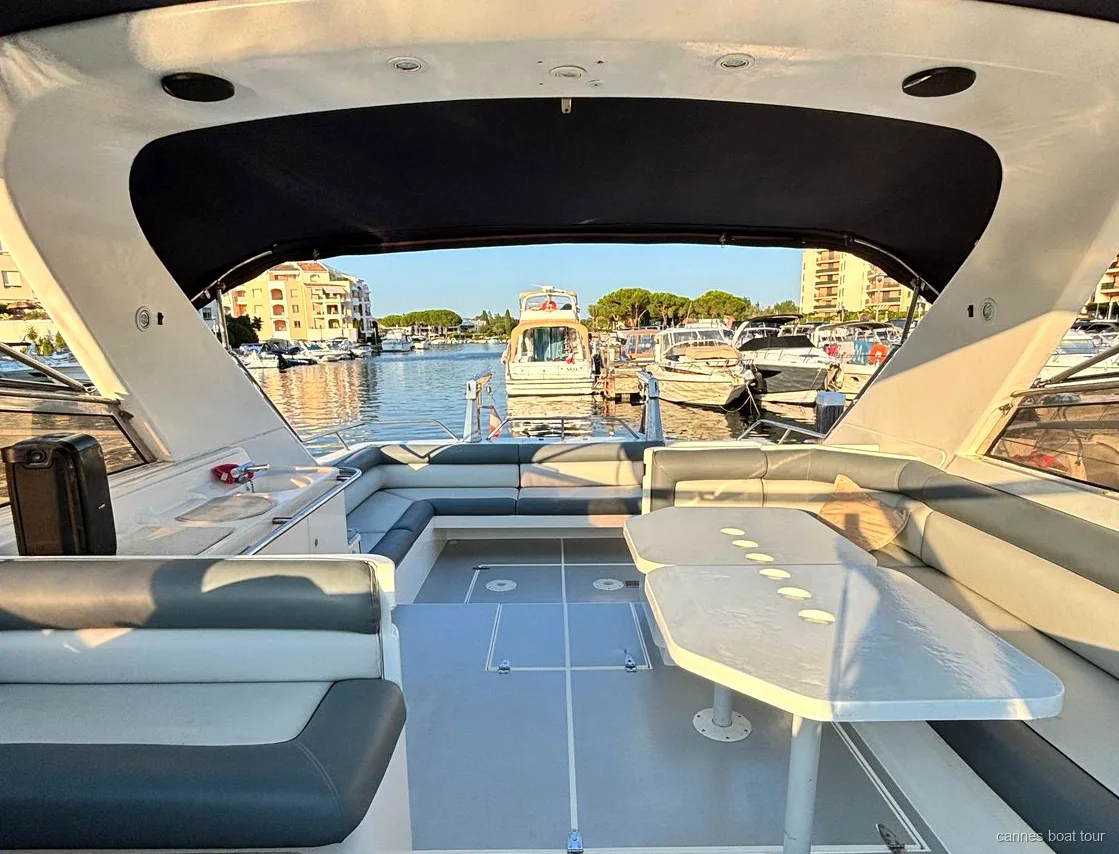 Départ au coucher du soleil pendant la croisière en yacht de luxe le long de la Croisette à Cannes