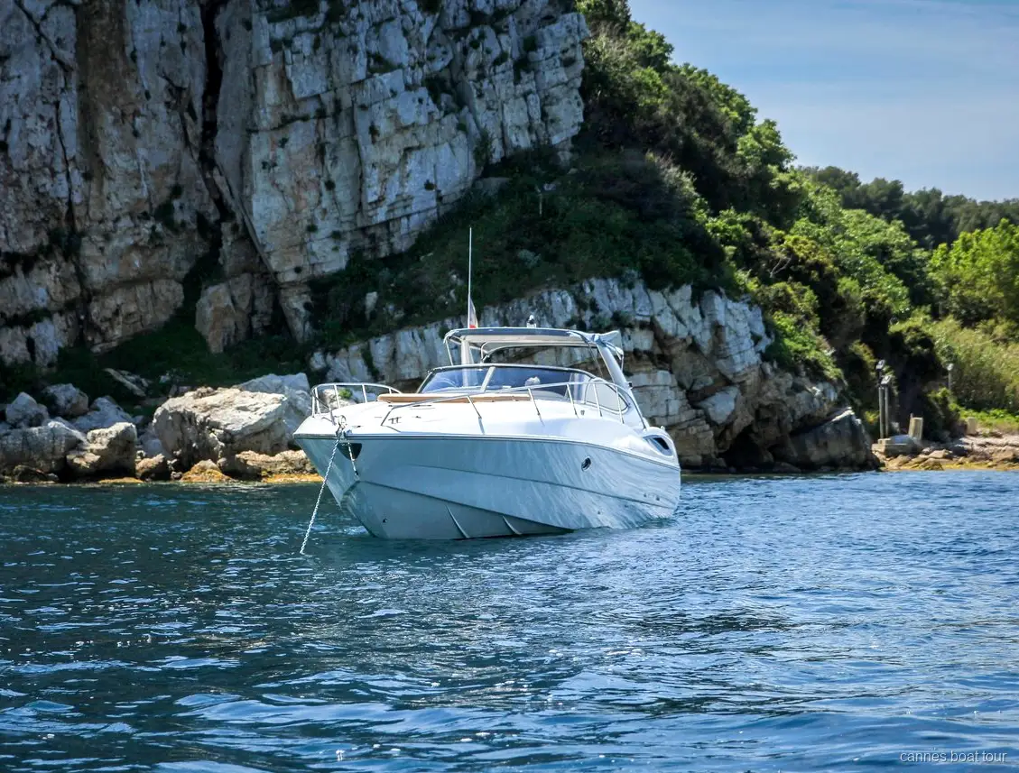 Pont solaire du yacht privé de Cannes avec vue sur la Côte d'Azur