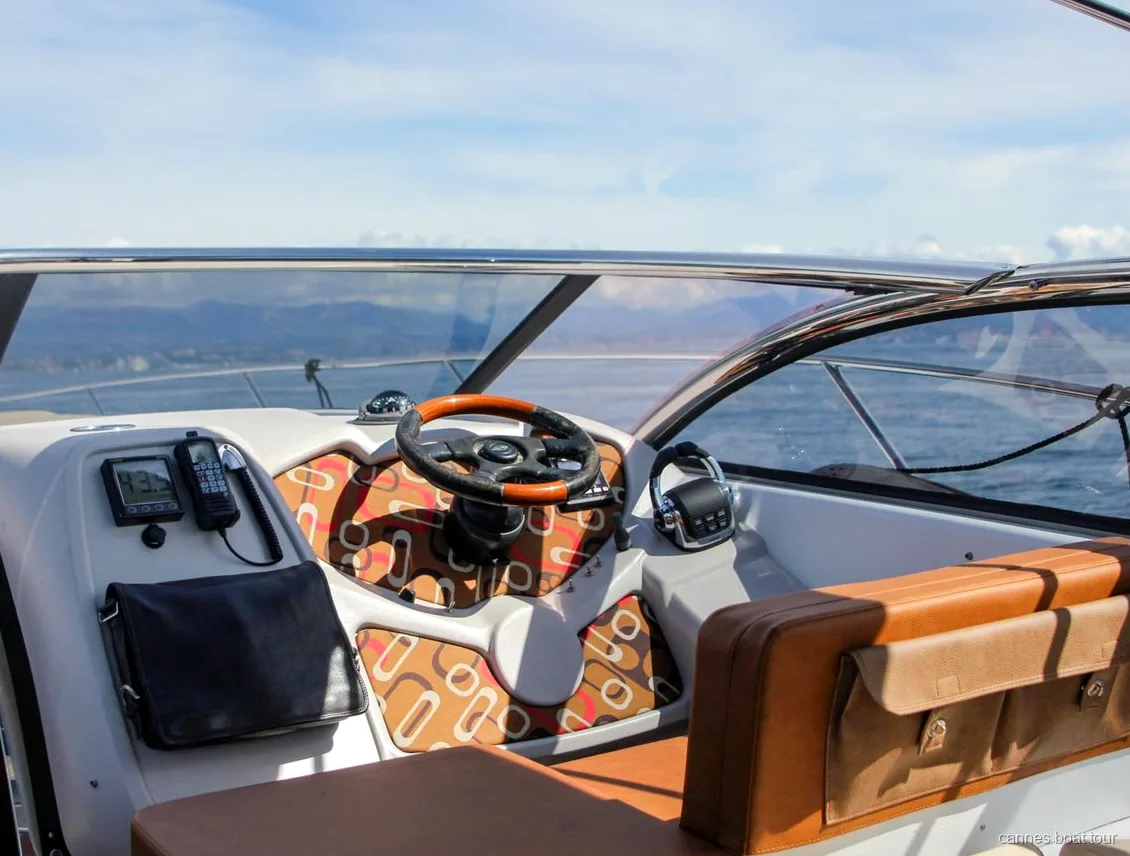 Baignade aux îles de Lérins pendant la location du yacht privé à Cannes