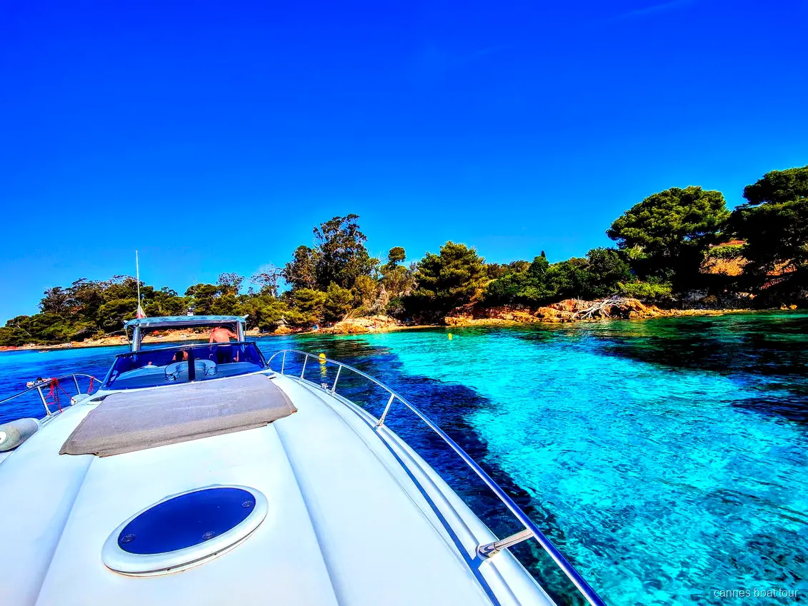 Falaises rouges des calanques de l'Esterel vues depuis le yacht privé à Cannes